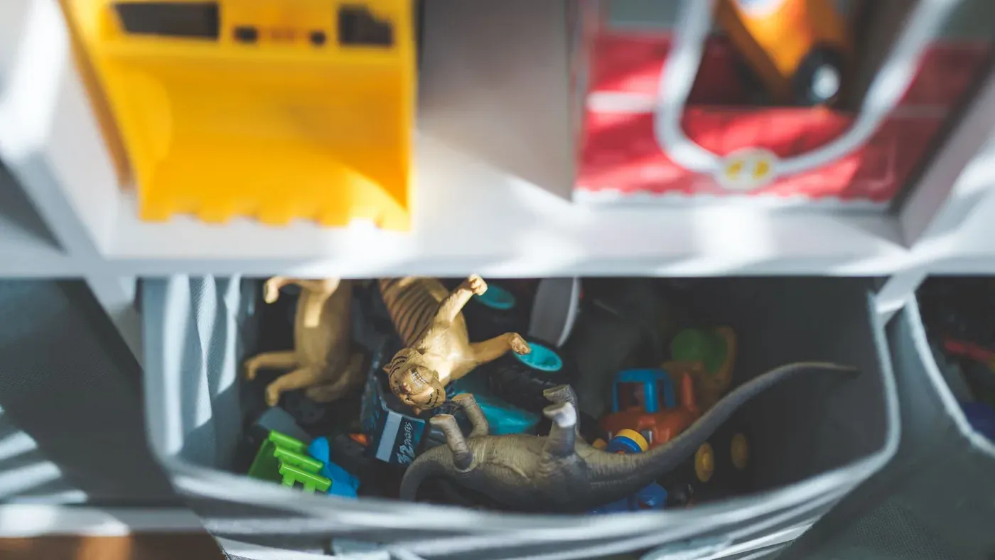 Leksaker samlade i en öppen förvaringslåda