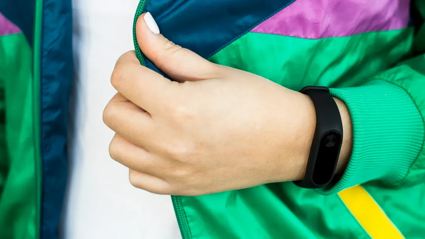 Reflexband och reflexer på ett bord