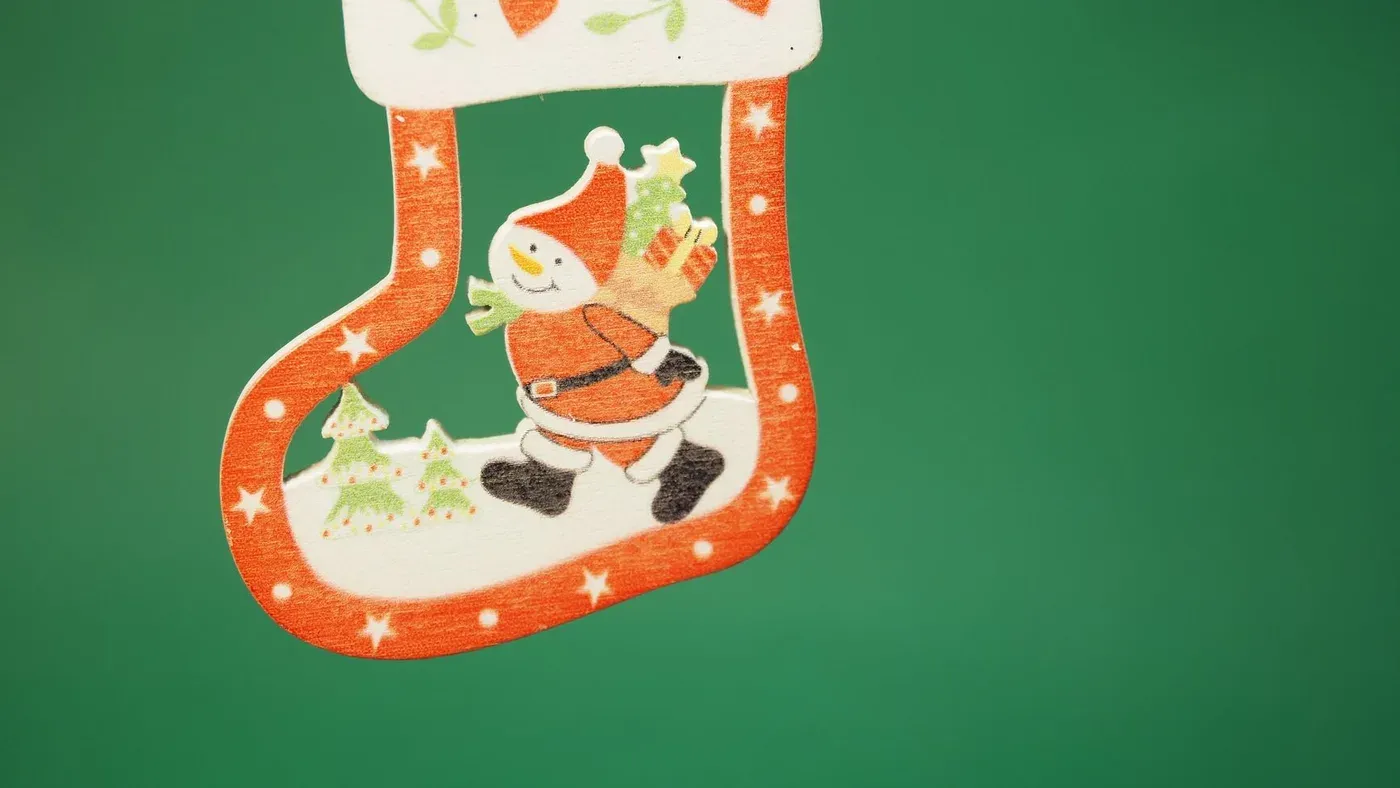 Julstrumpa med tomtemotiv mot grön bakgrund