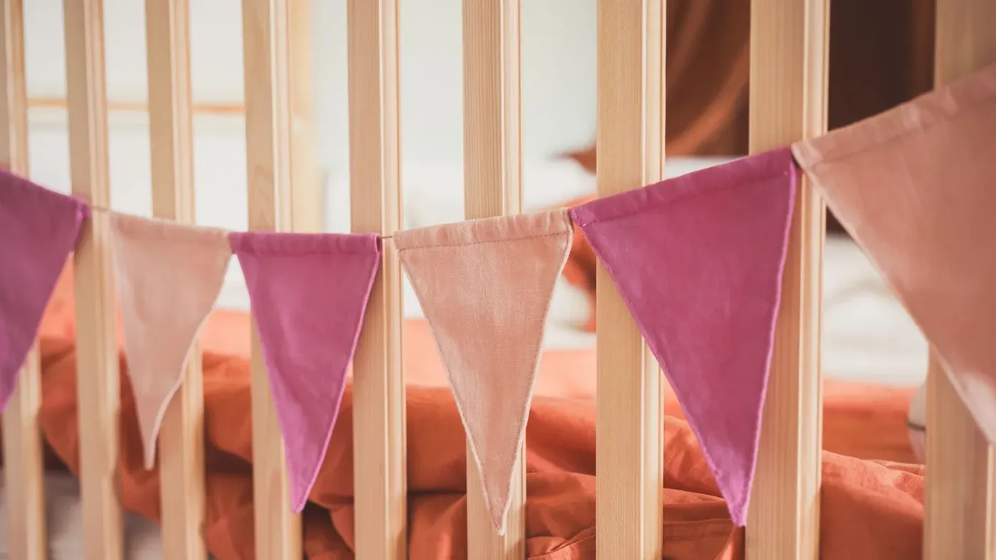 Detalj av ett spjälskydd med knytband